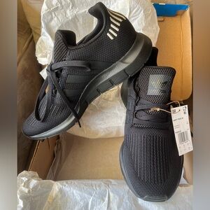 Womens Adidas Swift Run Sneakers black, size 10
